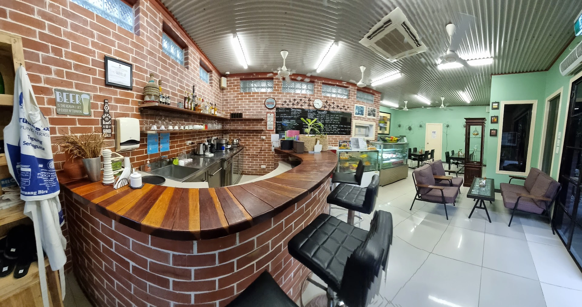 Venture Hotel & Restaurant - Image 1