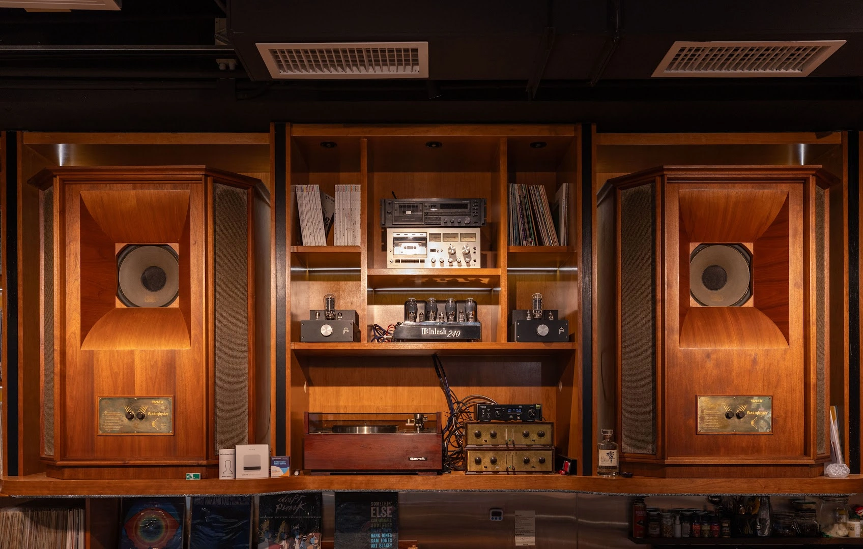 WING’S COFFEE & BAR - Image 1