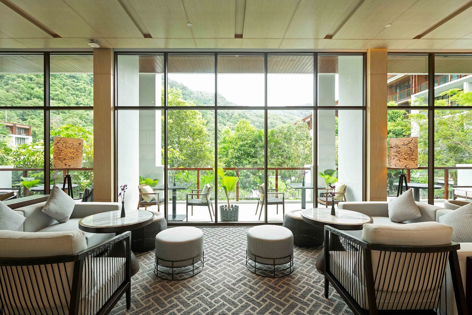 Devas' Lounge - Image 1