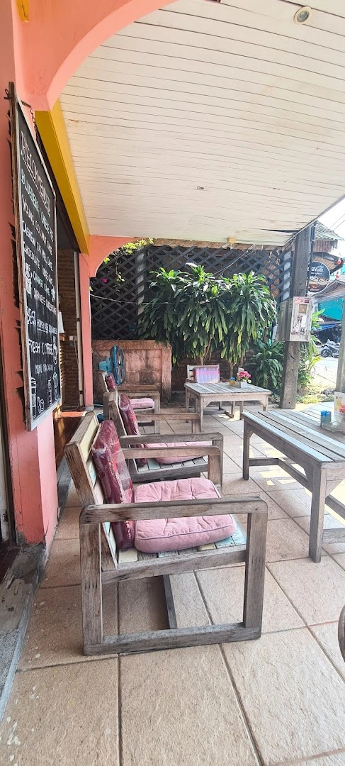 Bee Cafe - Image 1