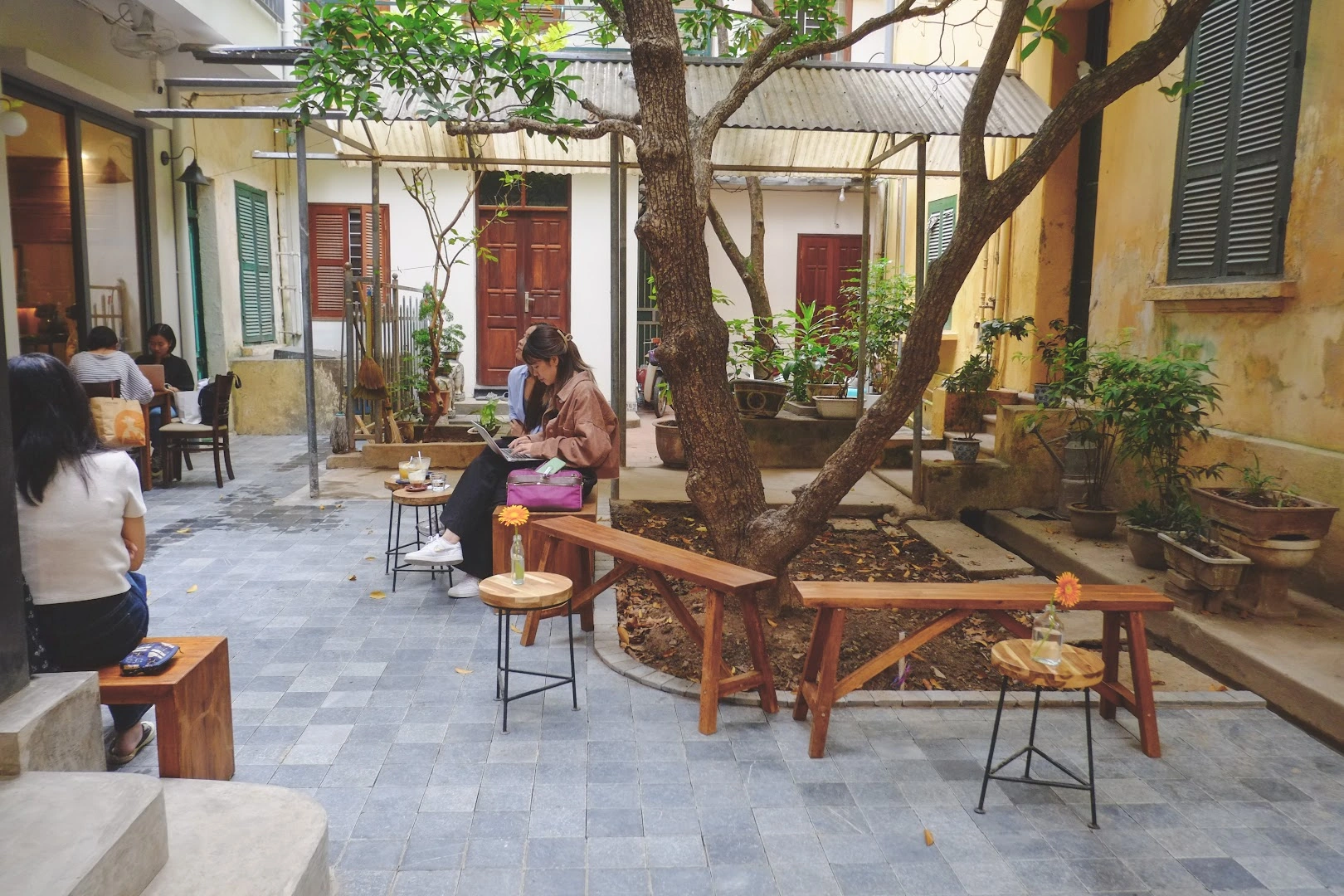 Tranquil Books & Coffee - 19 Cao Bá Quát - Image 1