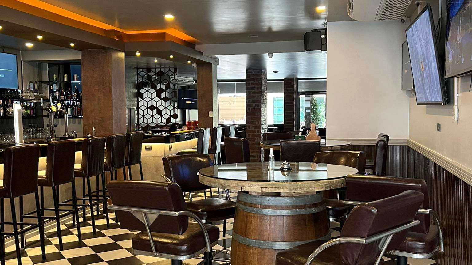 Hemingways (Pattaya) Sportsbar Restaurant - Image 1