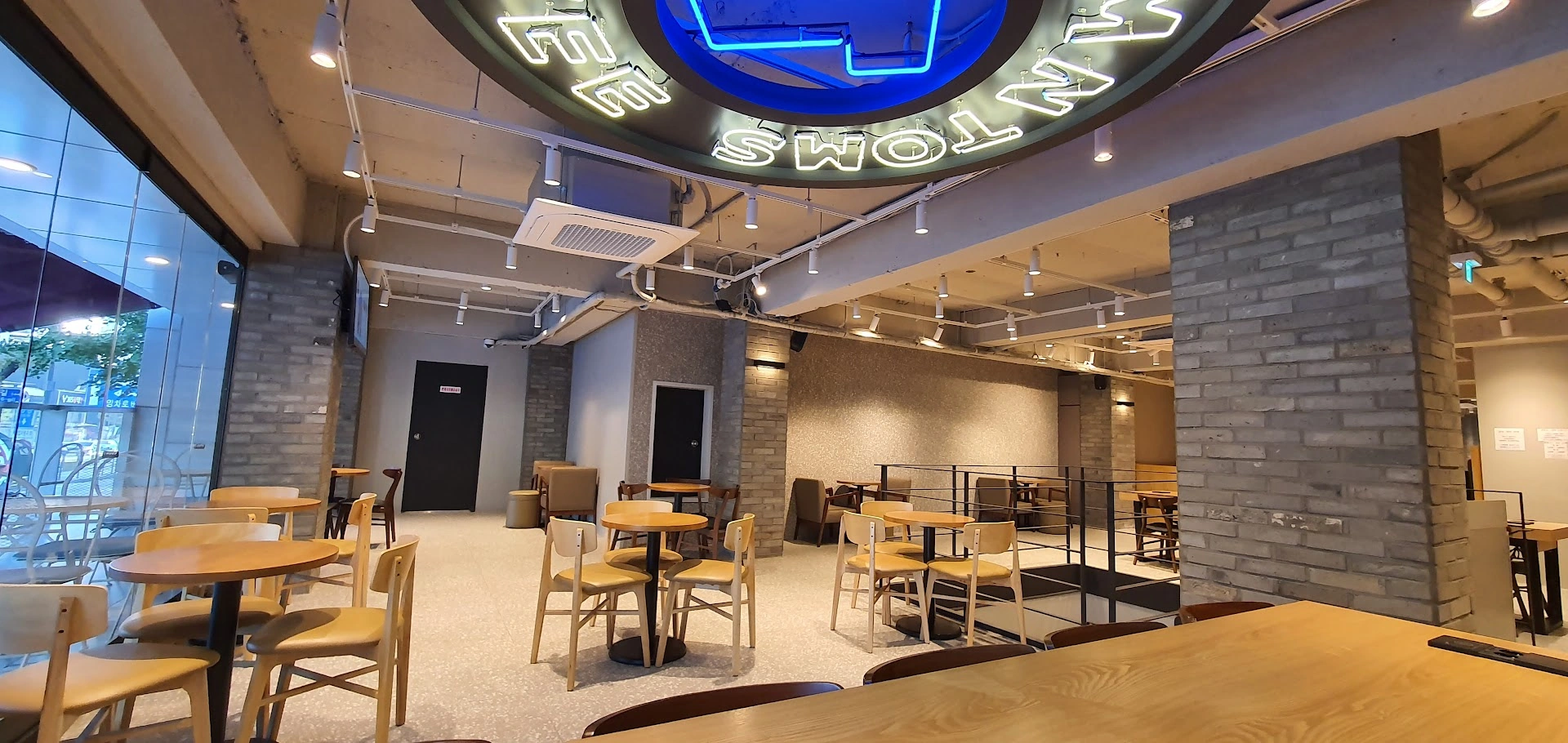 Tom N Toms Coffee - Image 1