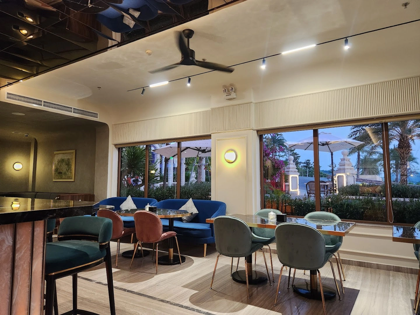 CASEPIA Kitchen & Lounge - Image 1