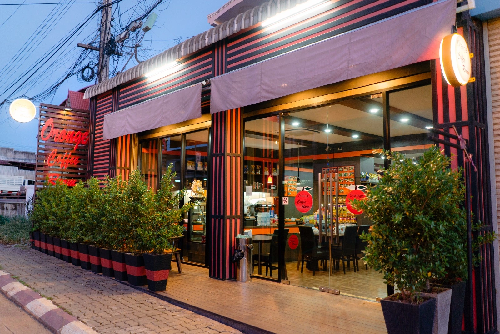 Orange coffee room - Image 1