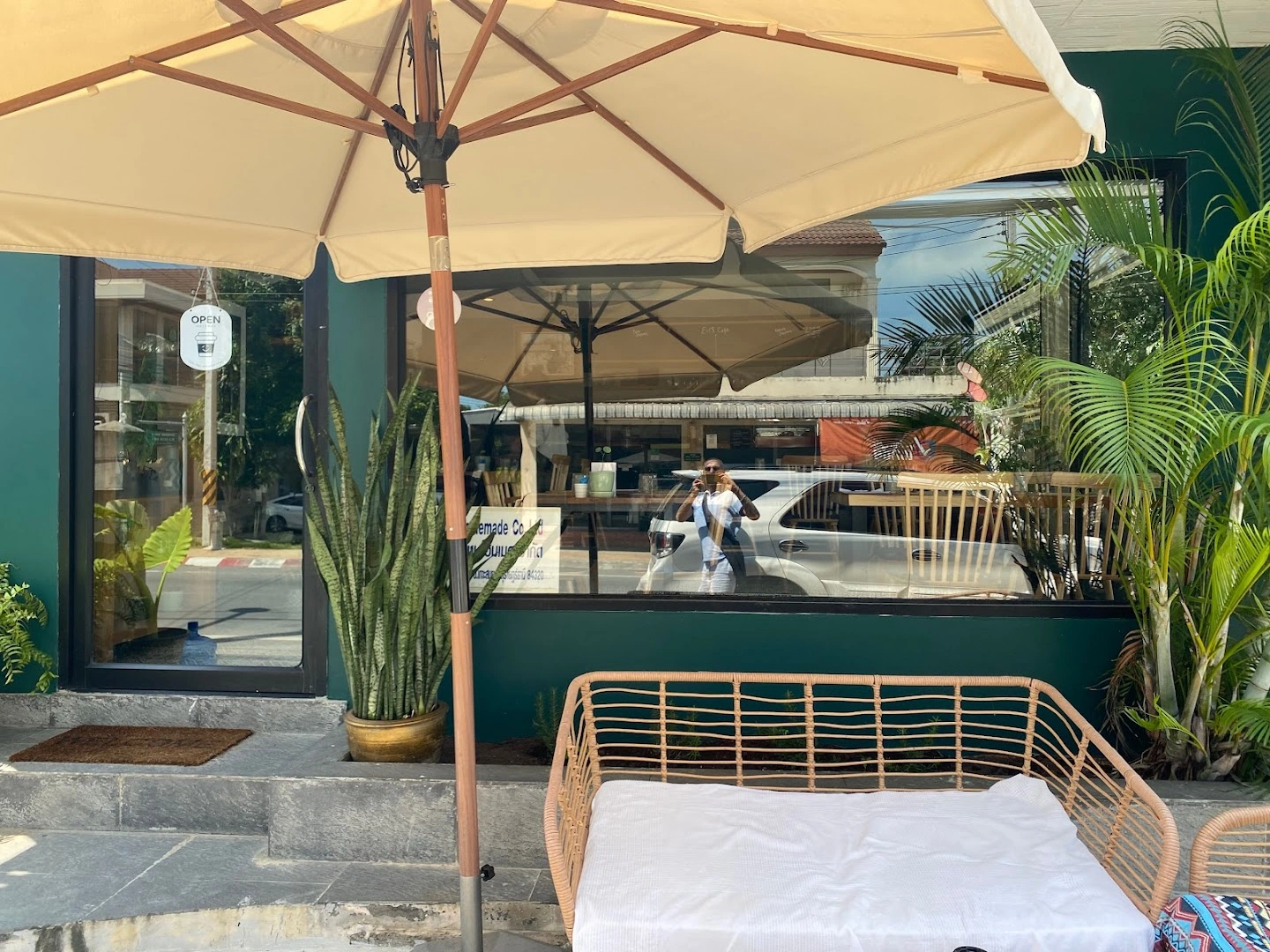 Em's Cafe - Image 1