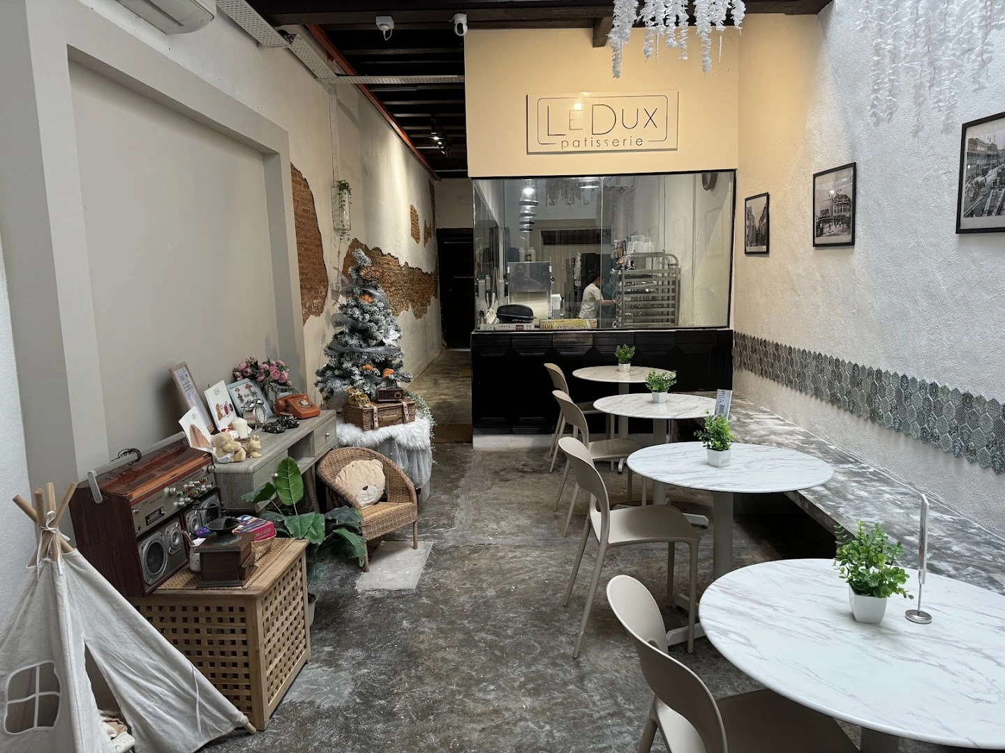 Le Dux Patisserie - Image 1