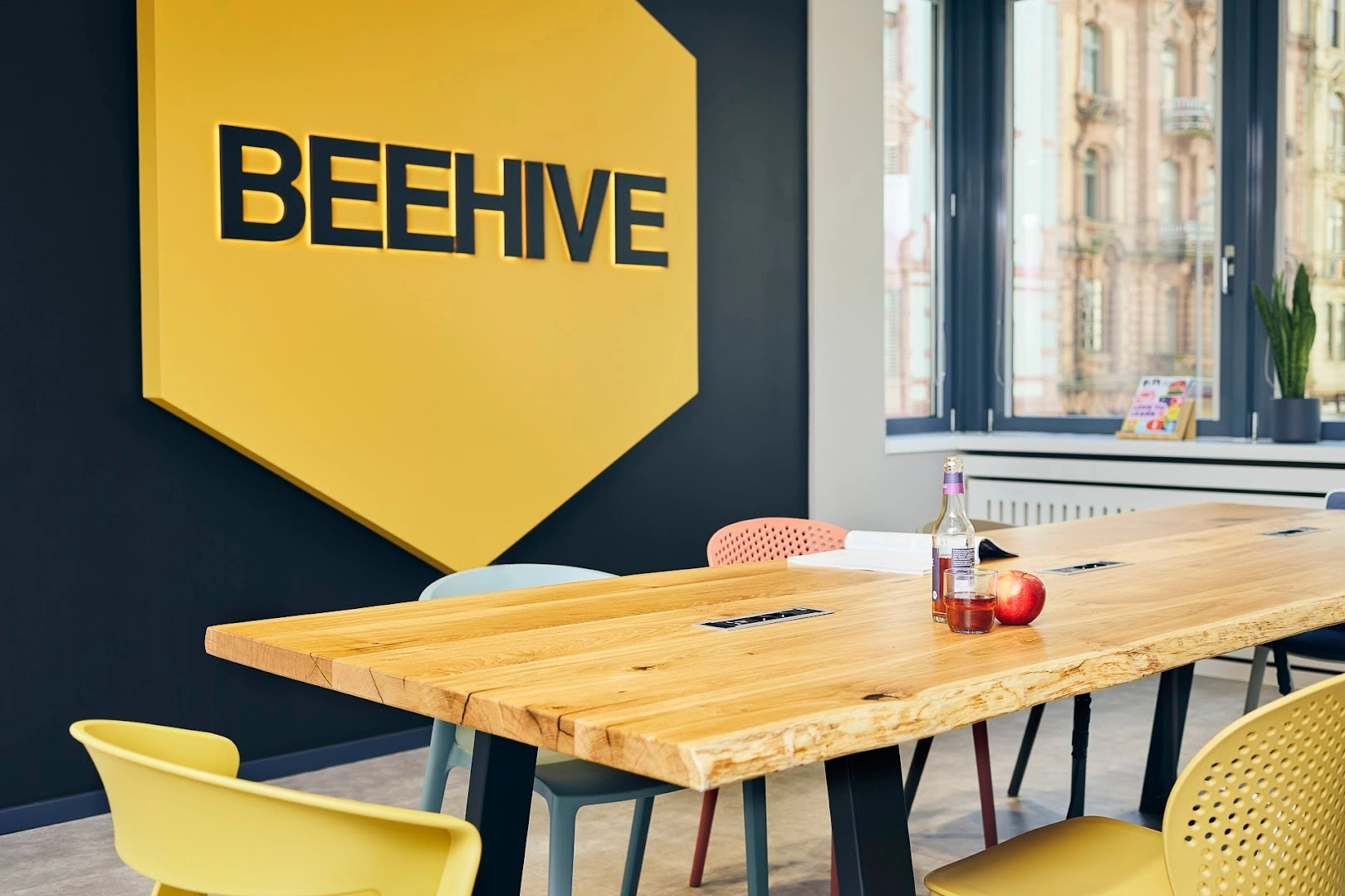 Beehive Frankfurt City - Image 1