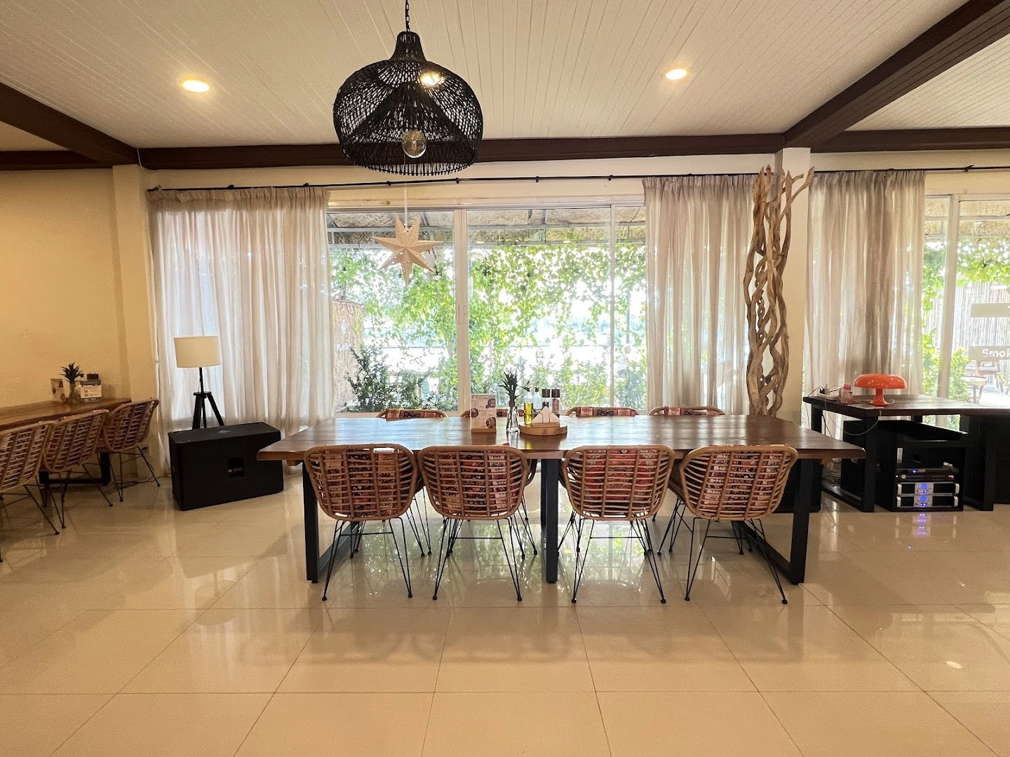 PlunkTone Restaurant & Lounge Bar with LakeView & Healthy Breakfasts - Image 1