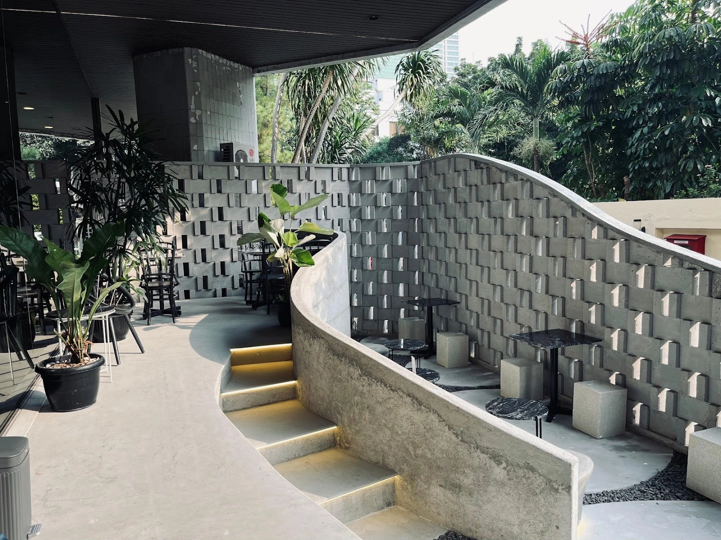 Sinqoff (Bistro & Barber) - Image 1