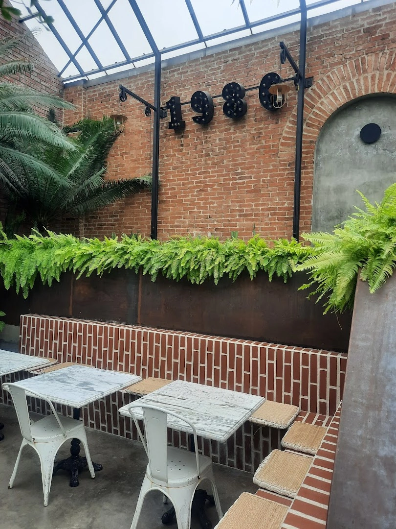 1986 Cafe & Stay - Image 1