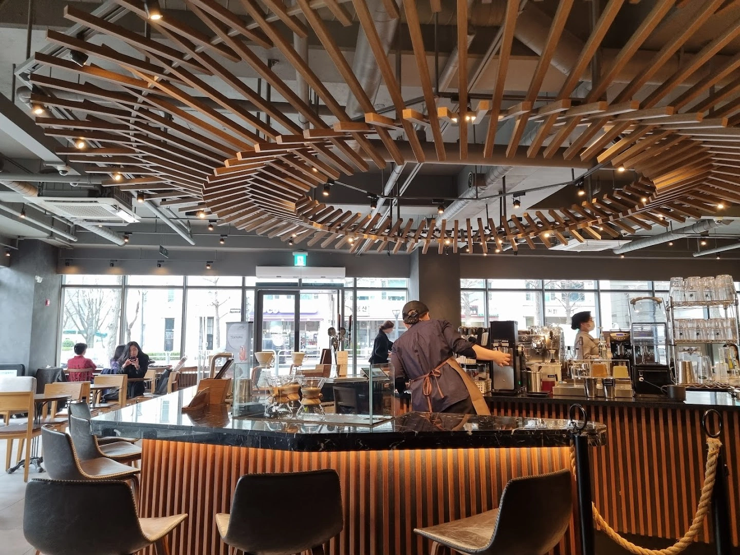 Starbucks Reserve Yeouido KBS - Image 1