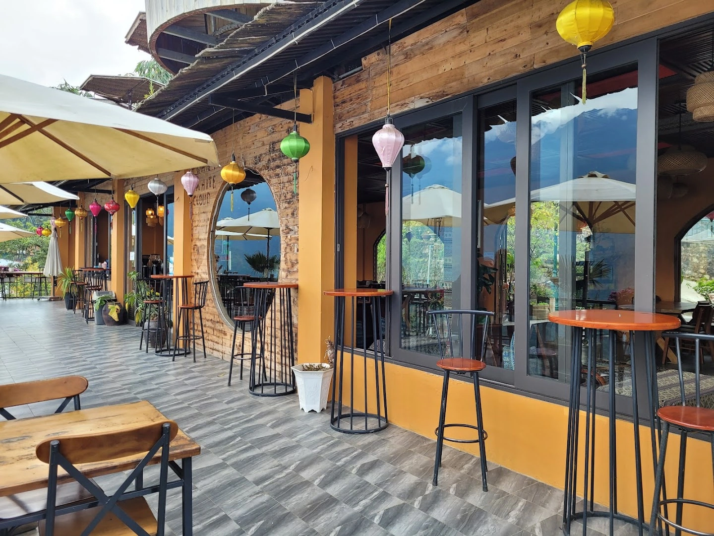 White cloud coffee and restaurant - Image 1