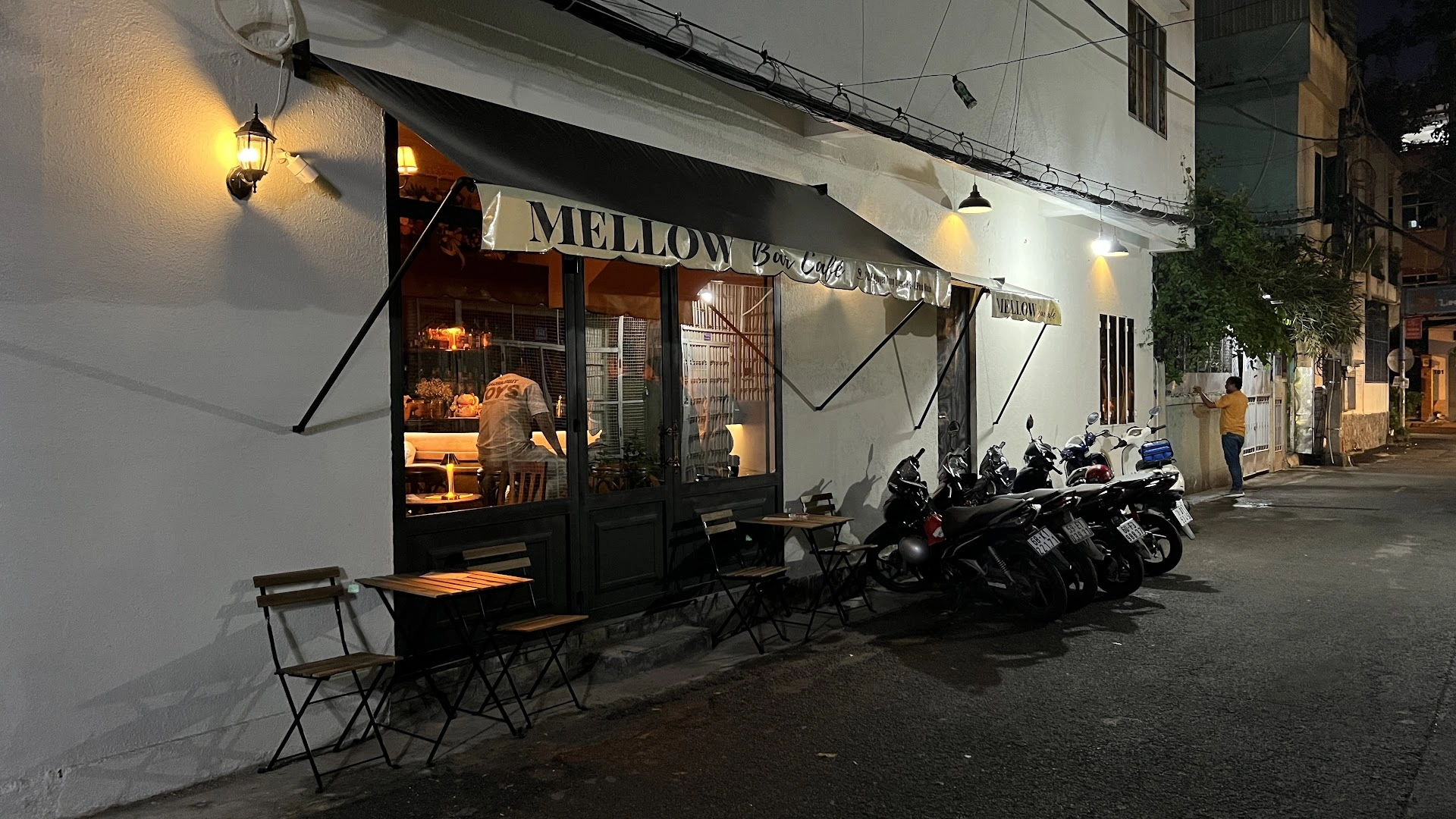 MELLOW Bar & Café - Image 1