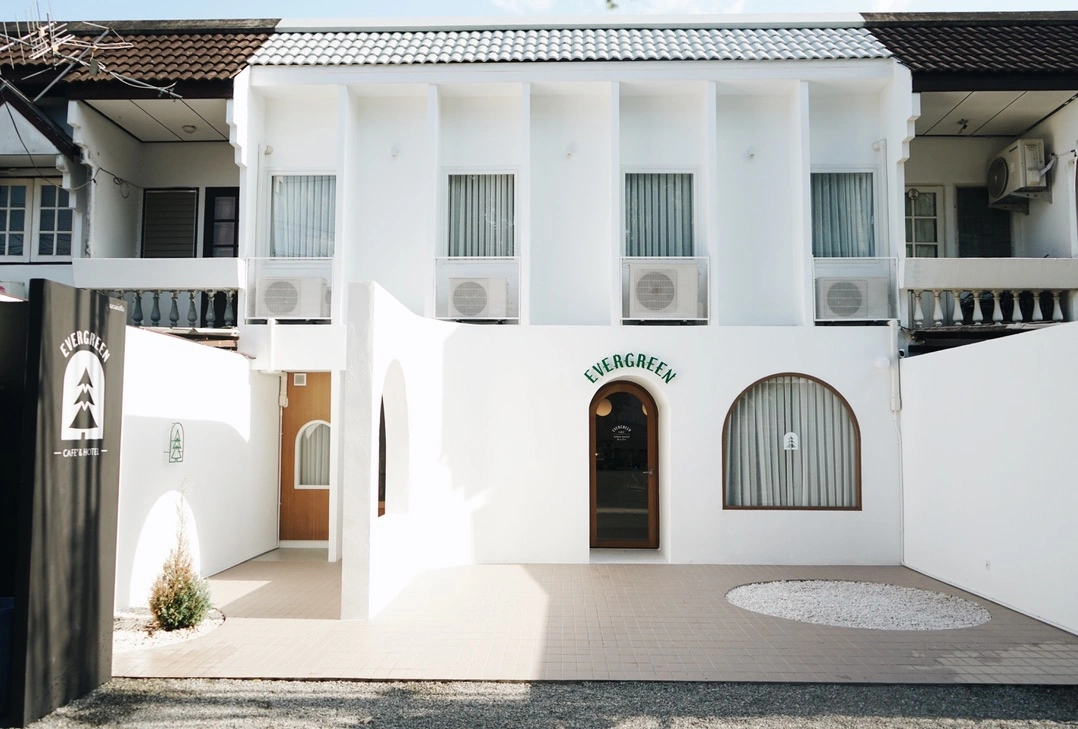 EVERGREEN CAFE HOTEL - Image 1