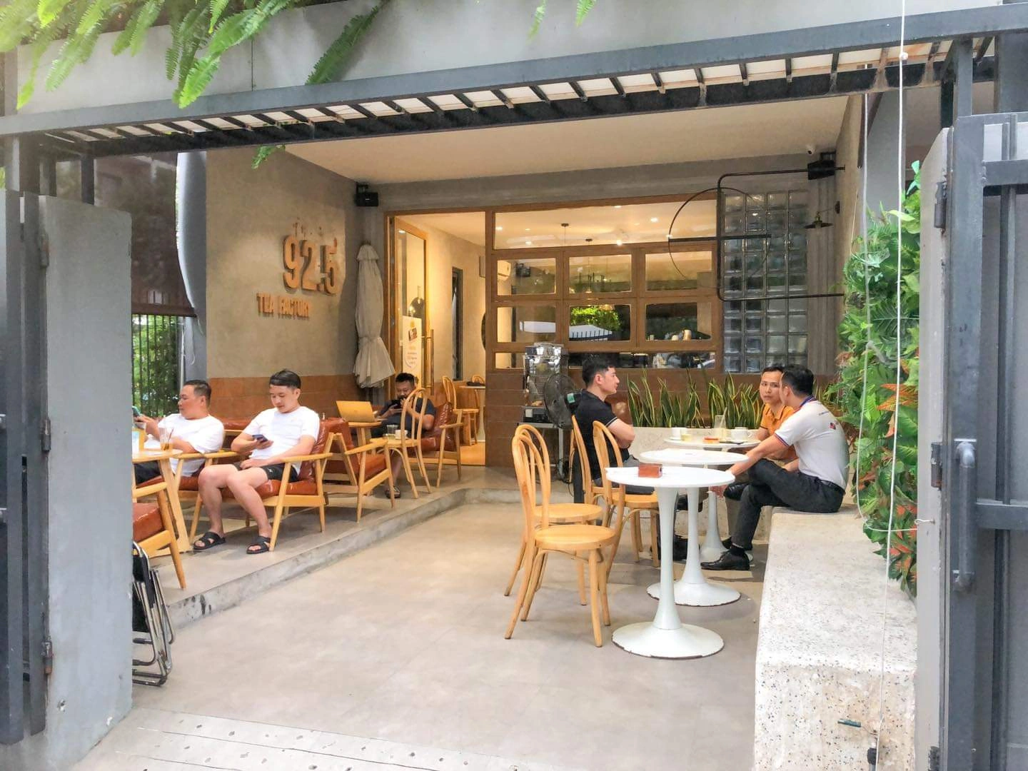 Coffee & Tea _ Cafe & Trà Sữa __ The 92.5 - Image 1