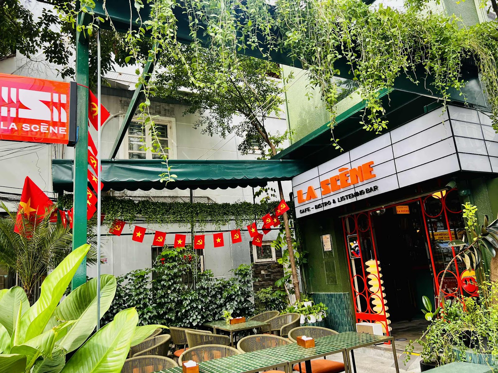 La Scène - Bistro Cafe ⬩ Listening Bar - Image 1