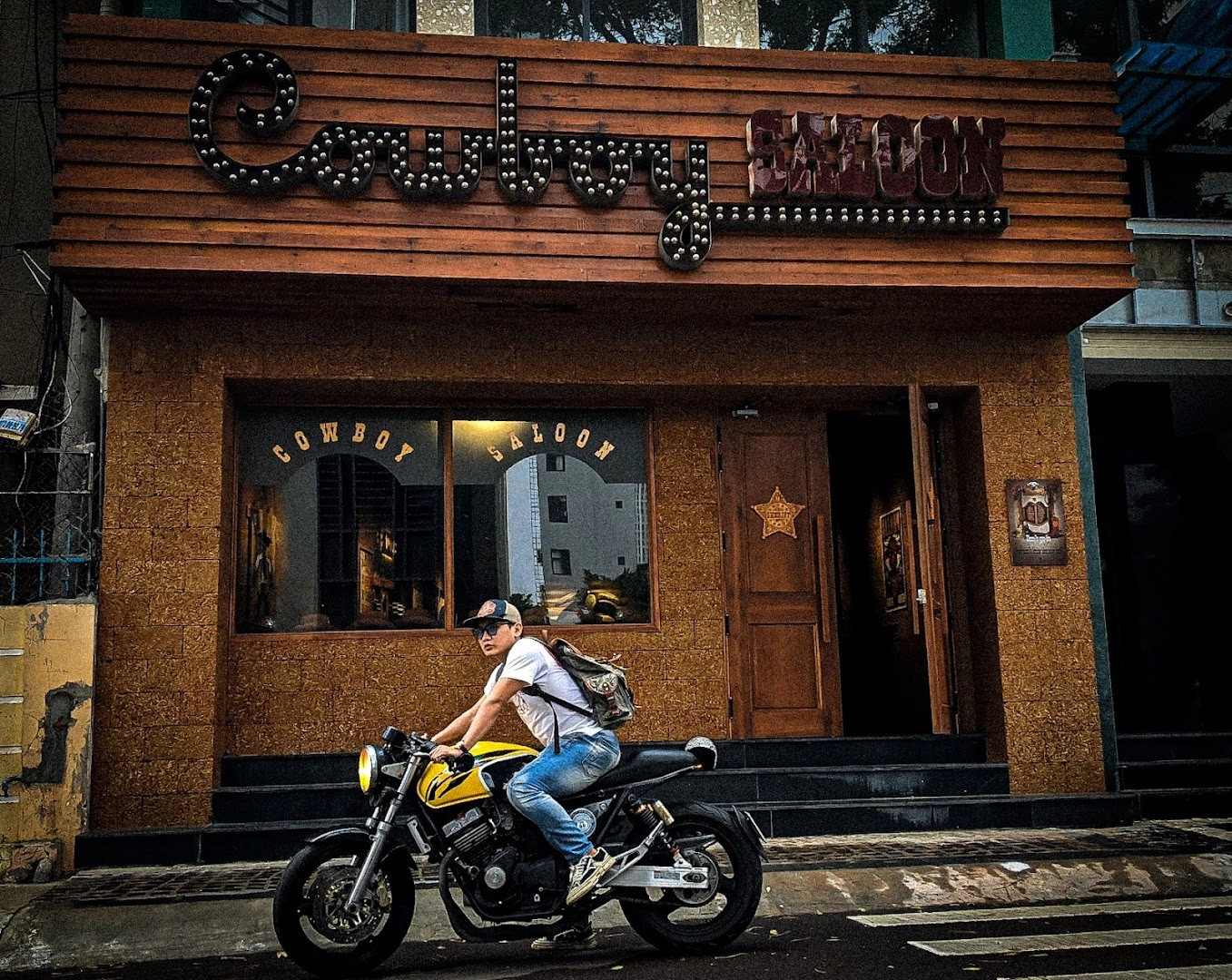Cowboy hotel - restaurant - coffee - pub - bar - Image 1