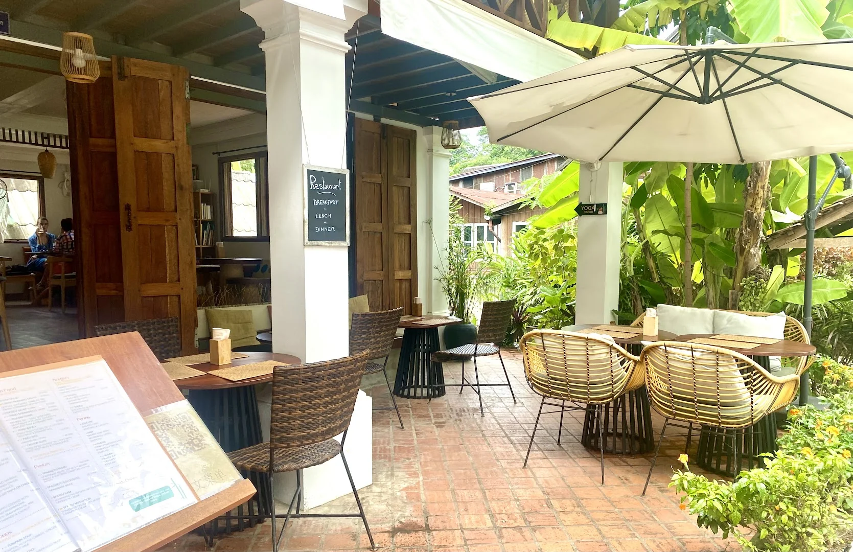 Grasshopper cafe lounge restaurant - Image 1