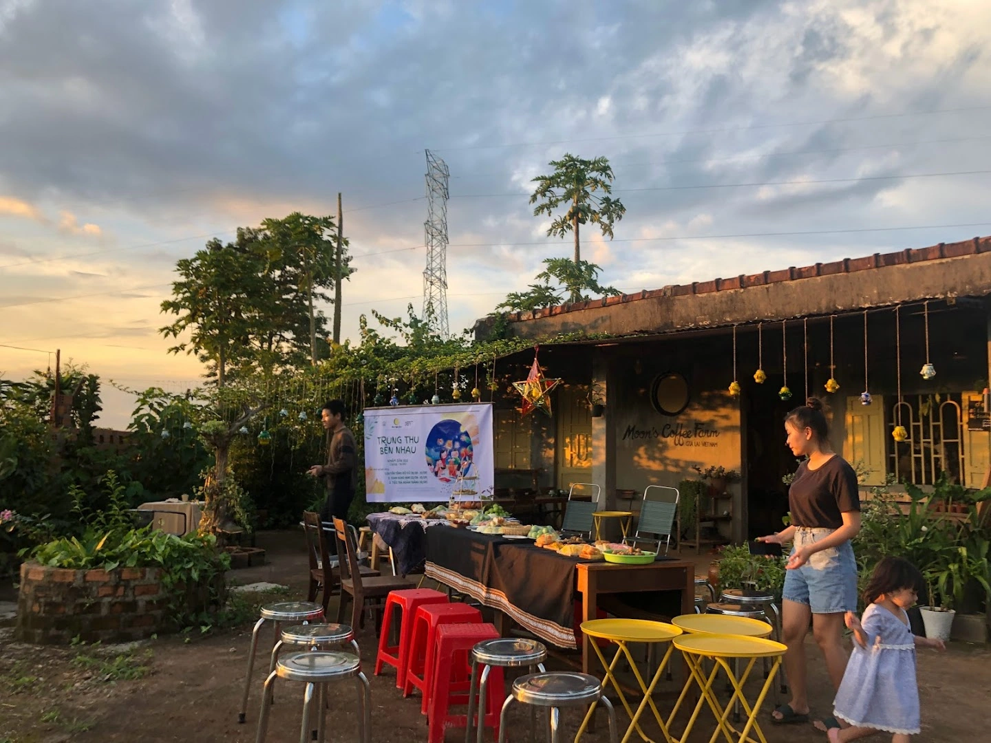 Moon's Cafe and Farmstay - Image 1