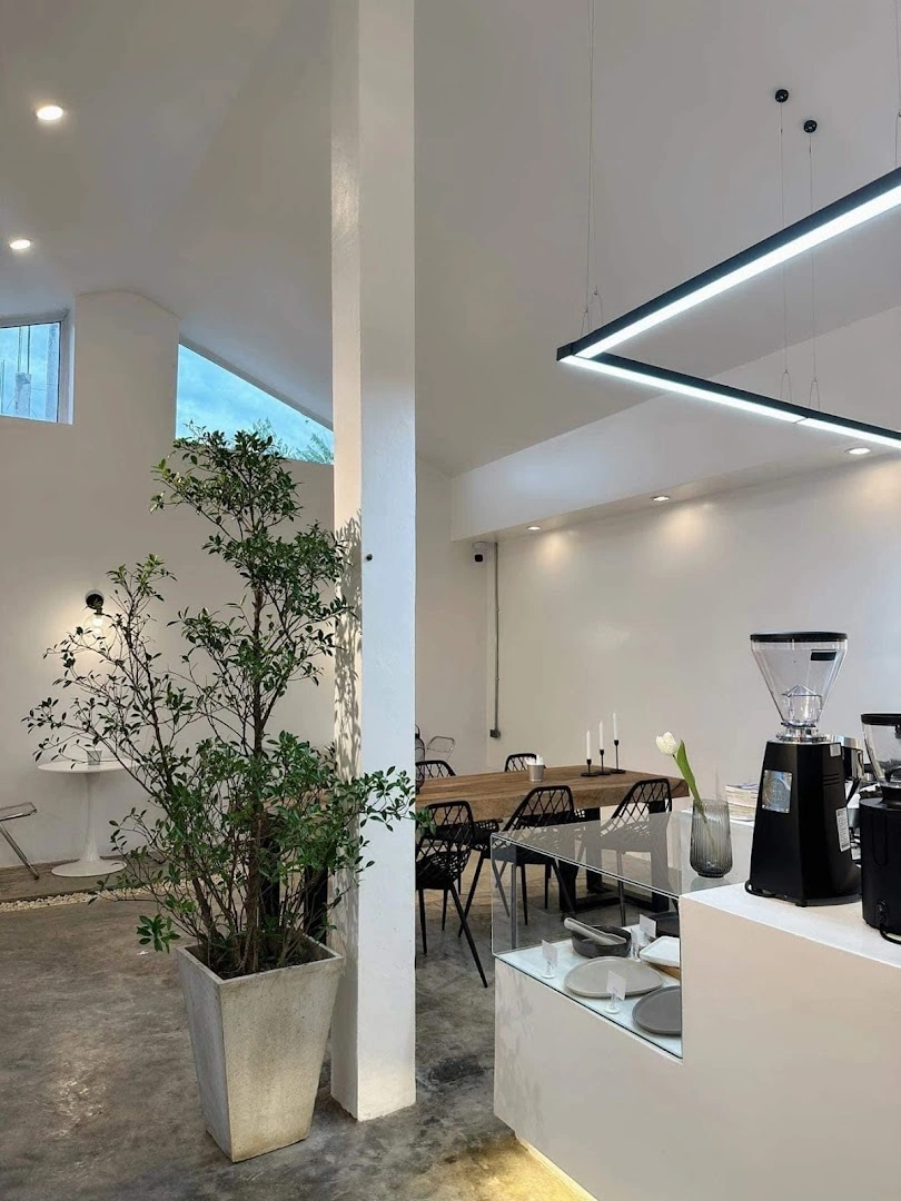 Rosé Cafe & Bar - Image 1