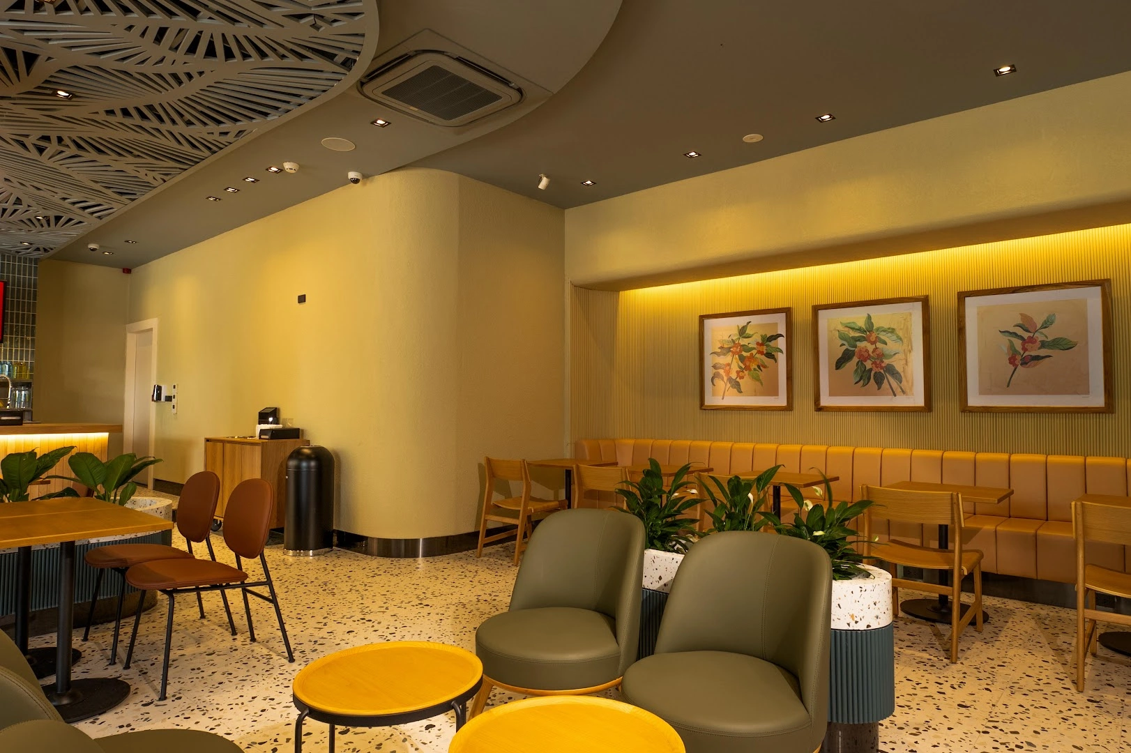 Starbucks Phonsinuan - ສະຕາບັກຊ໌ ໂພນສີນວນ - Image 1