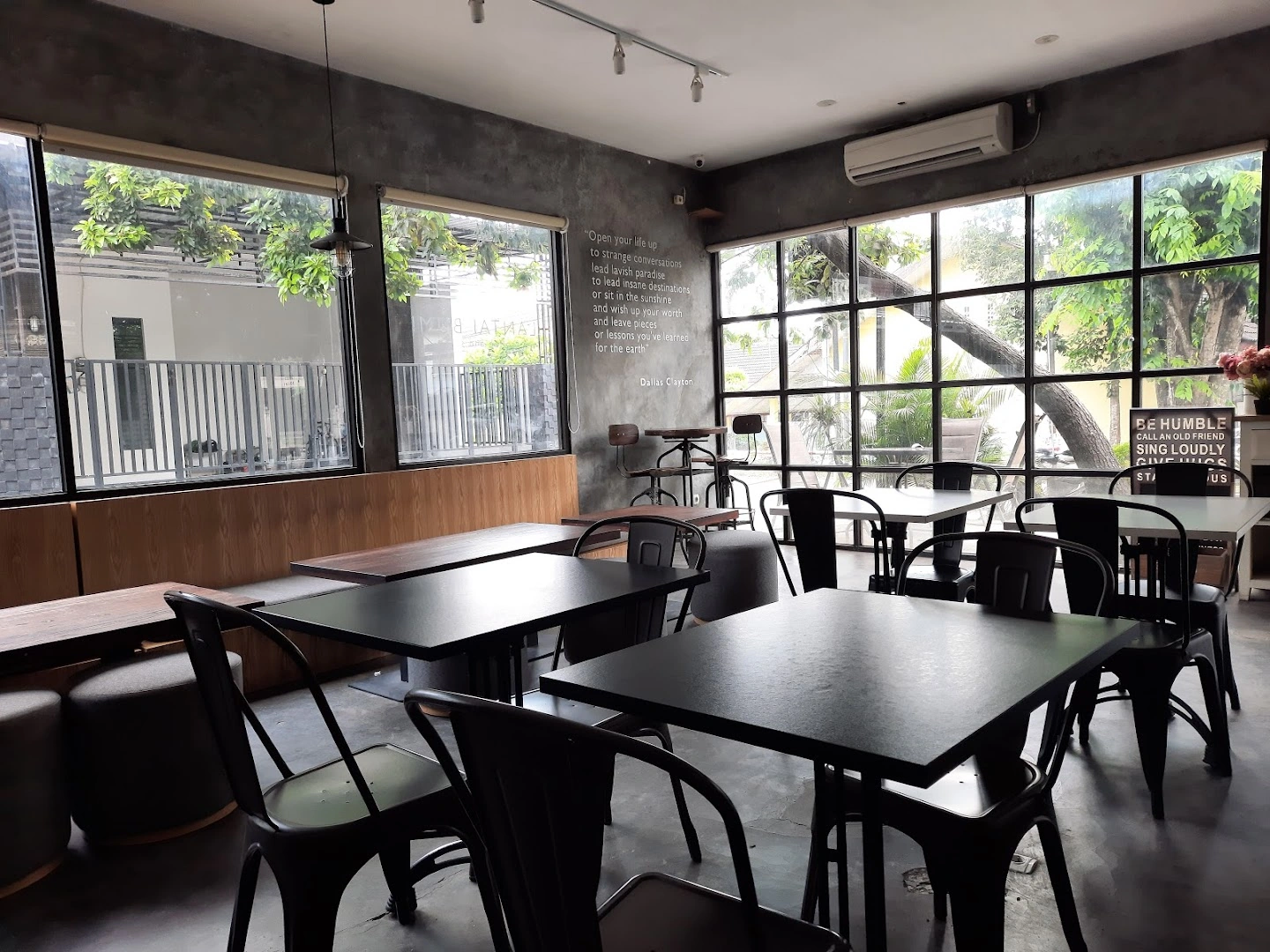 Lantai Bumi - Image 1