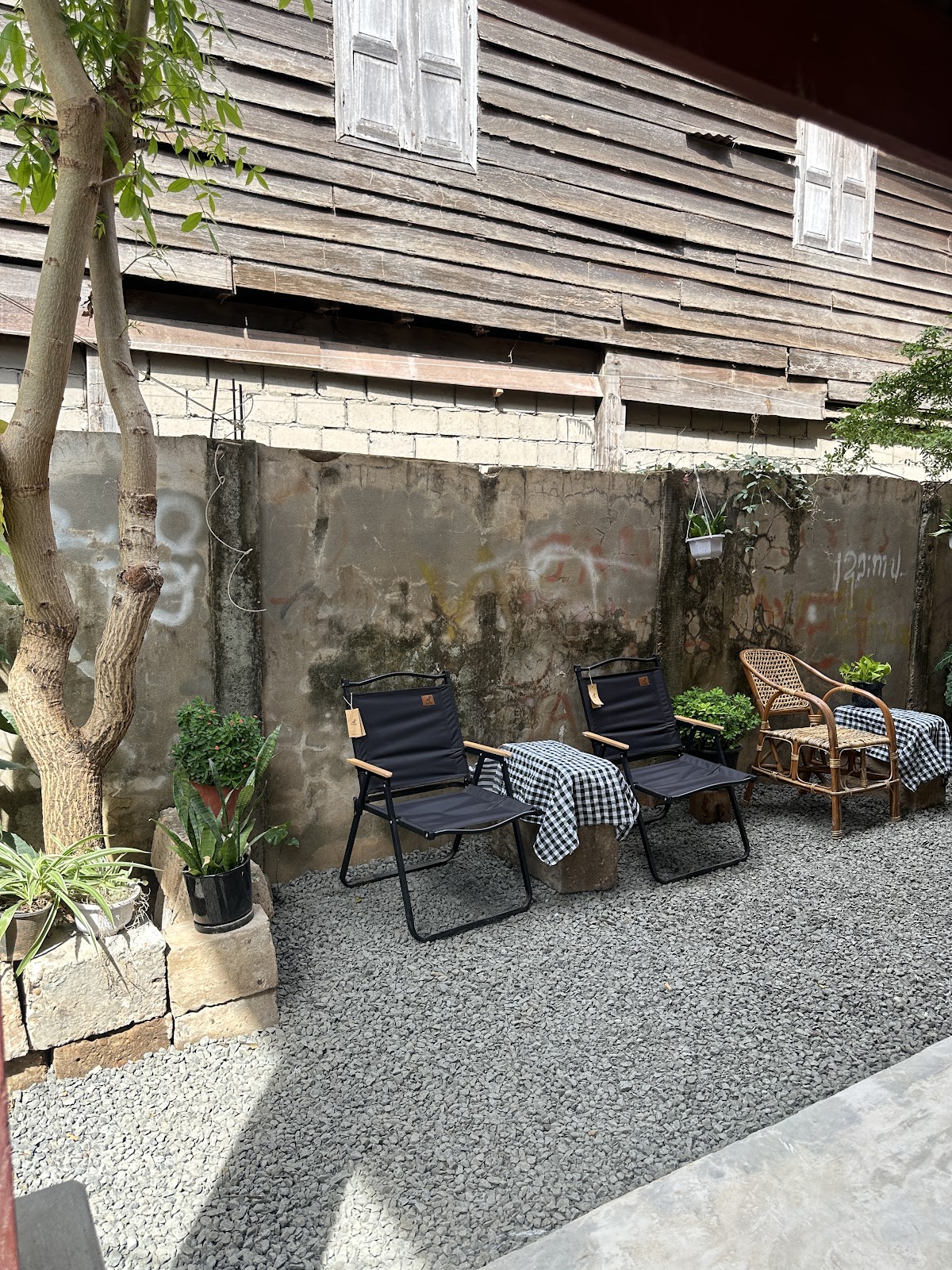 Sky Blue Cafe (ເຮືອນຍ່າ) - Image 1