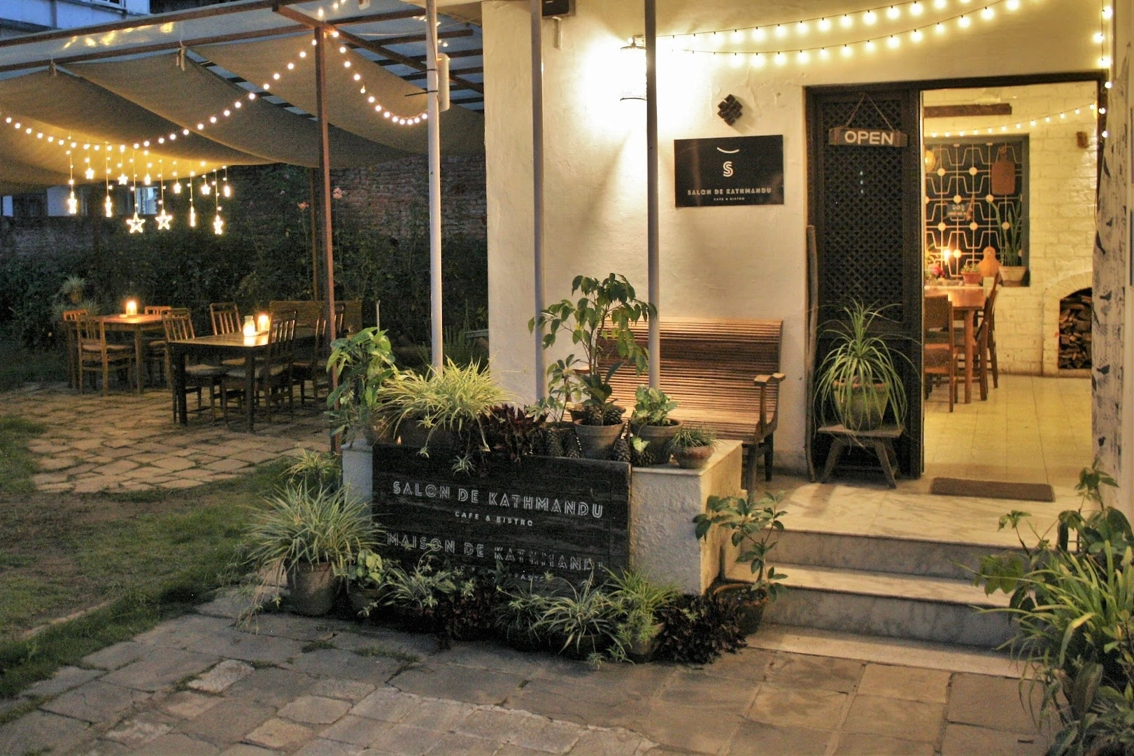 Salon de Kathmandu Cafe & Bistro - Image 1