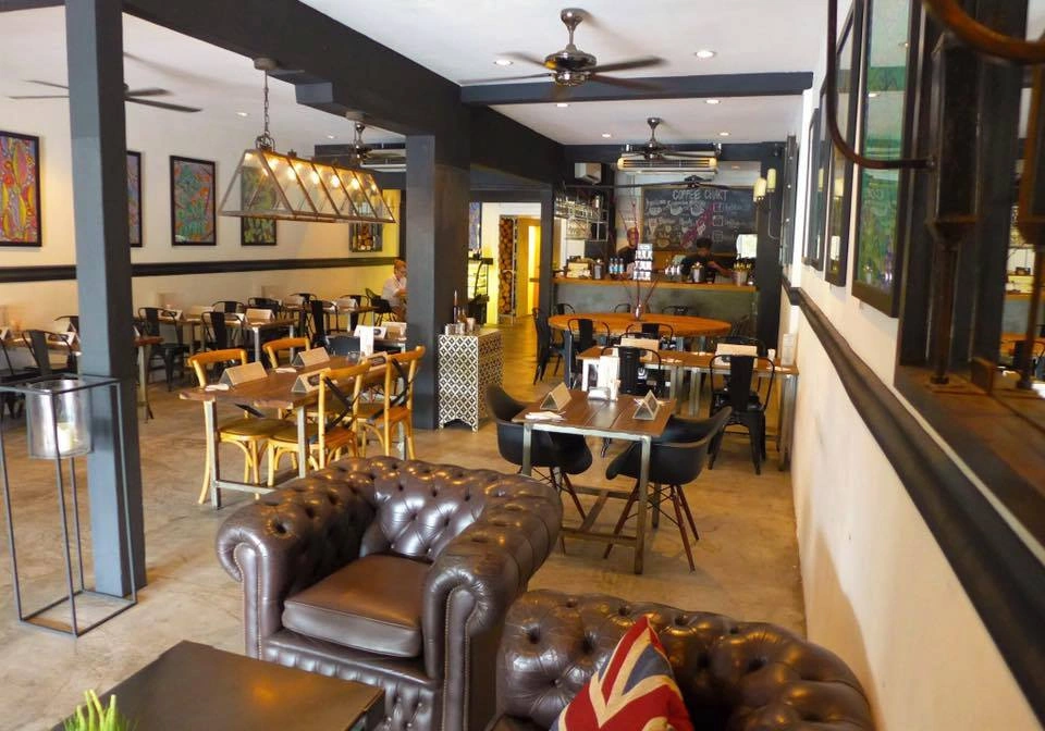 The Hillside Café Bar & Restaurant - Image 1