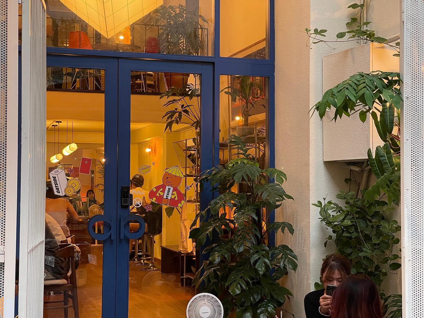Hai Cái Tẩy Cafe - Image 1