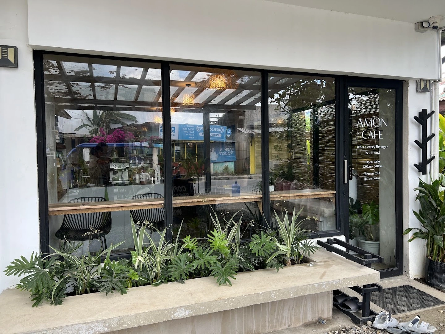 Amon Cafe - Image 1