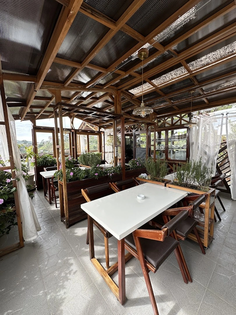 Hạc Vi Vu Coffee, Beer & Restaurant - Image 1