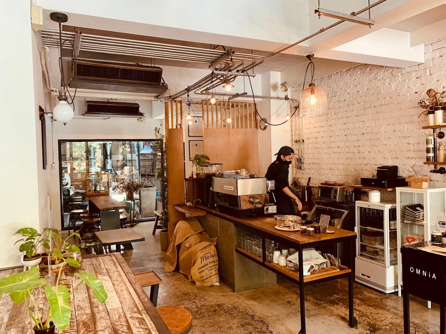 Omnia Cafe & Roastery - Image 1