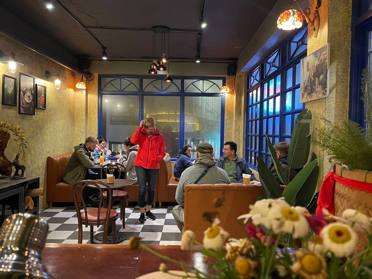 Saparis Eatery & Cocktail Bar - Image 1