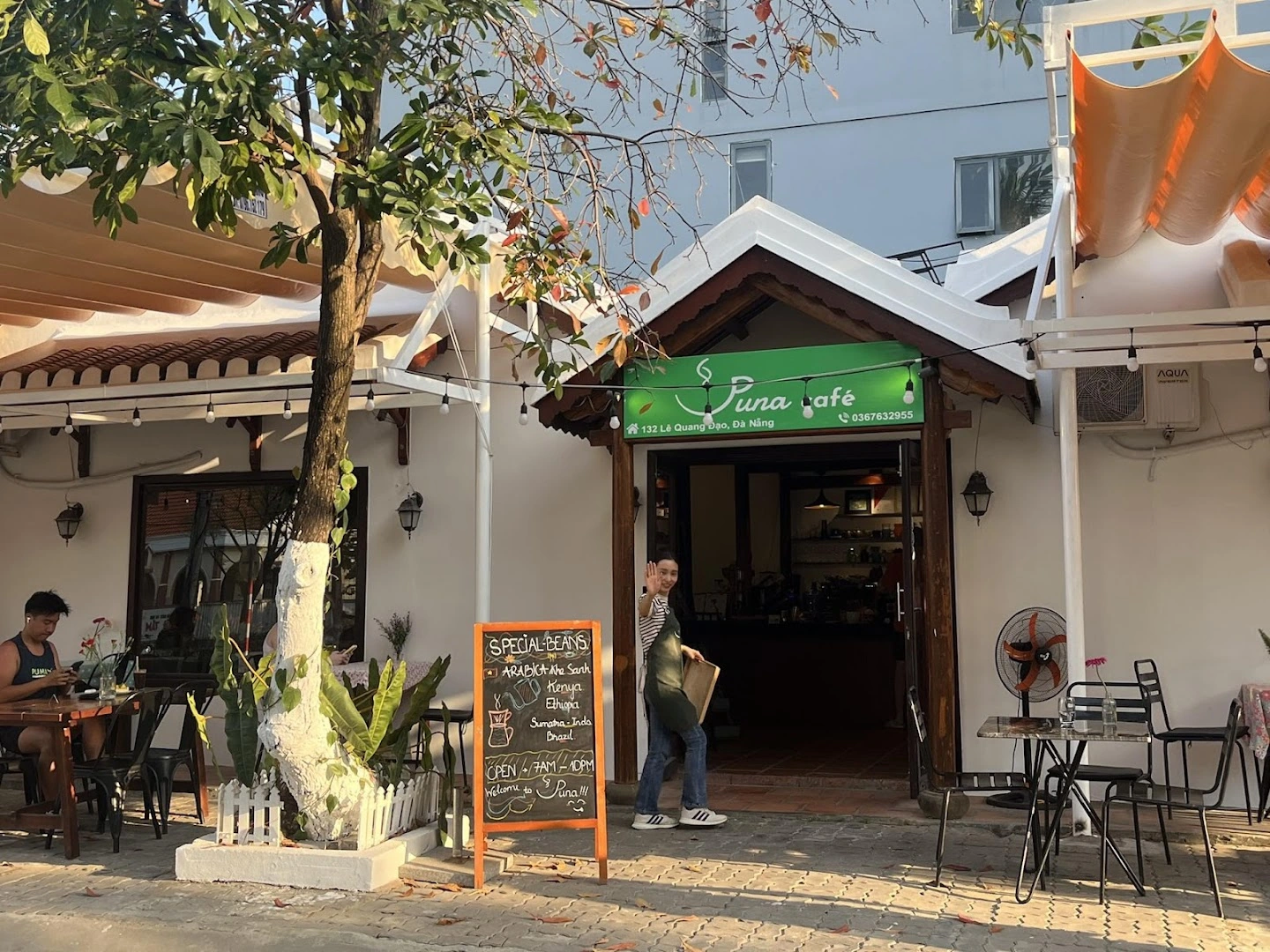 Puna Coffee & Cakes - Image 1