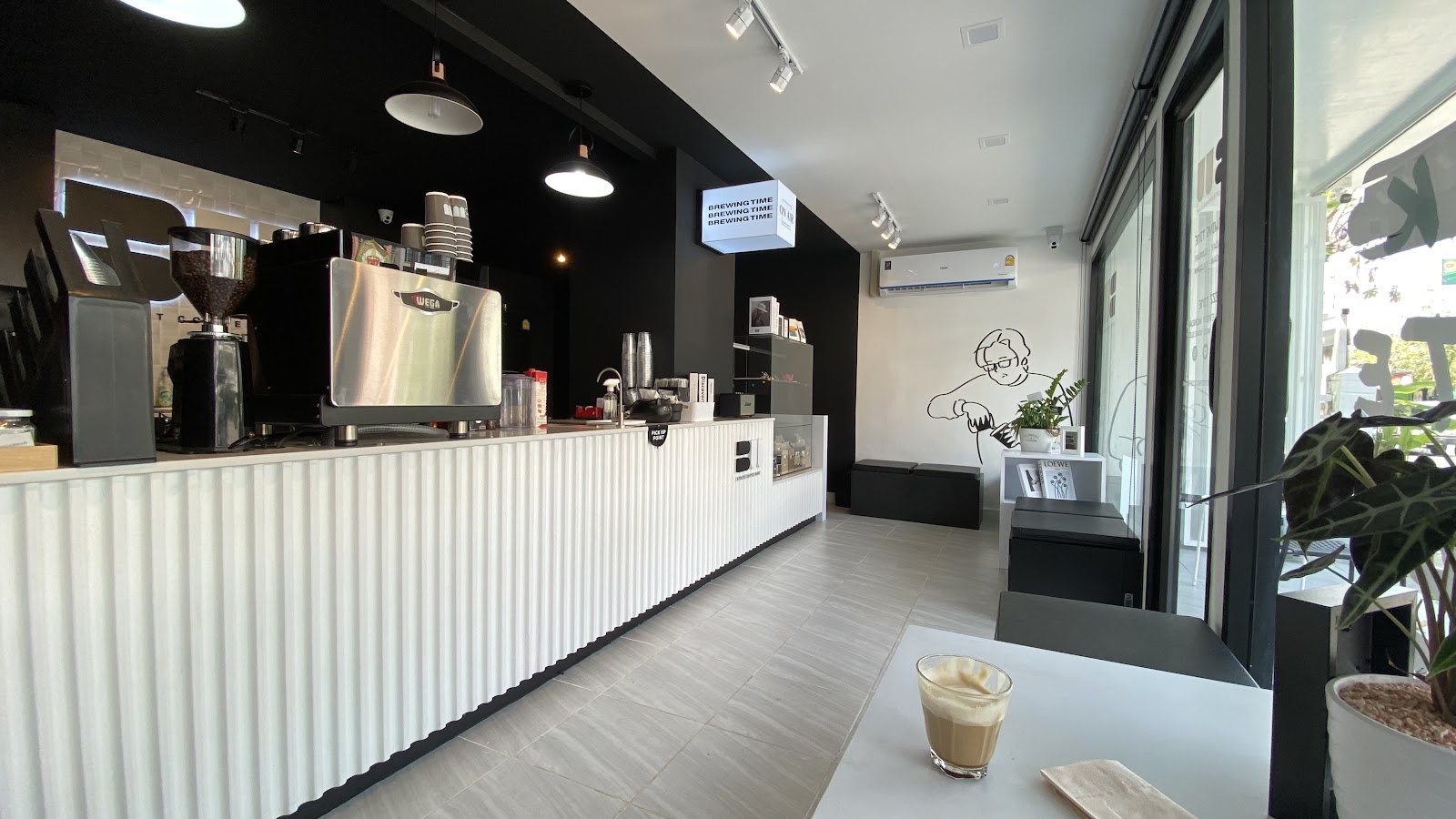 Black&White Street Coffee Bar - Image 1