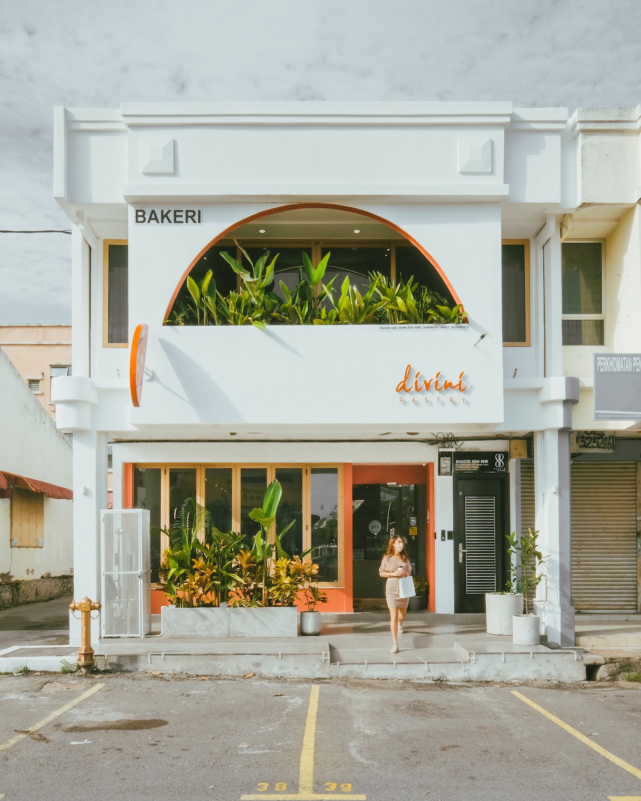 Divini Pastry | Biscotti • Coffee • Sandwiches & Wraps • Dessert • Cakes • Pastries - Image 1