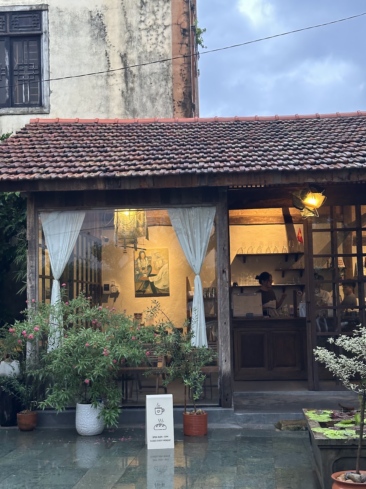 Good Pages - Hoi An bookstore & cafe - Image 1