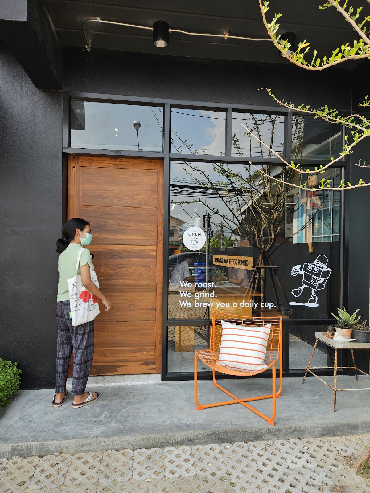 grinds coffee and roaster - Image 1