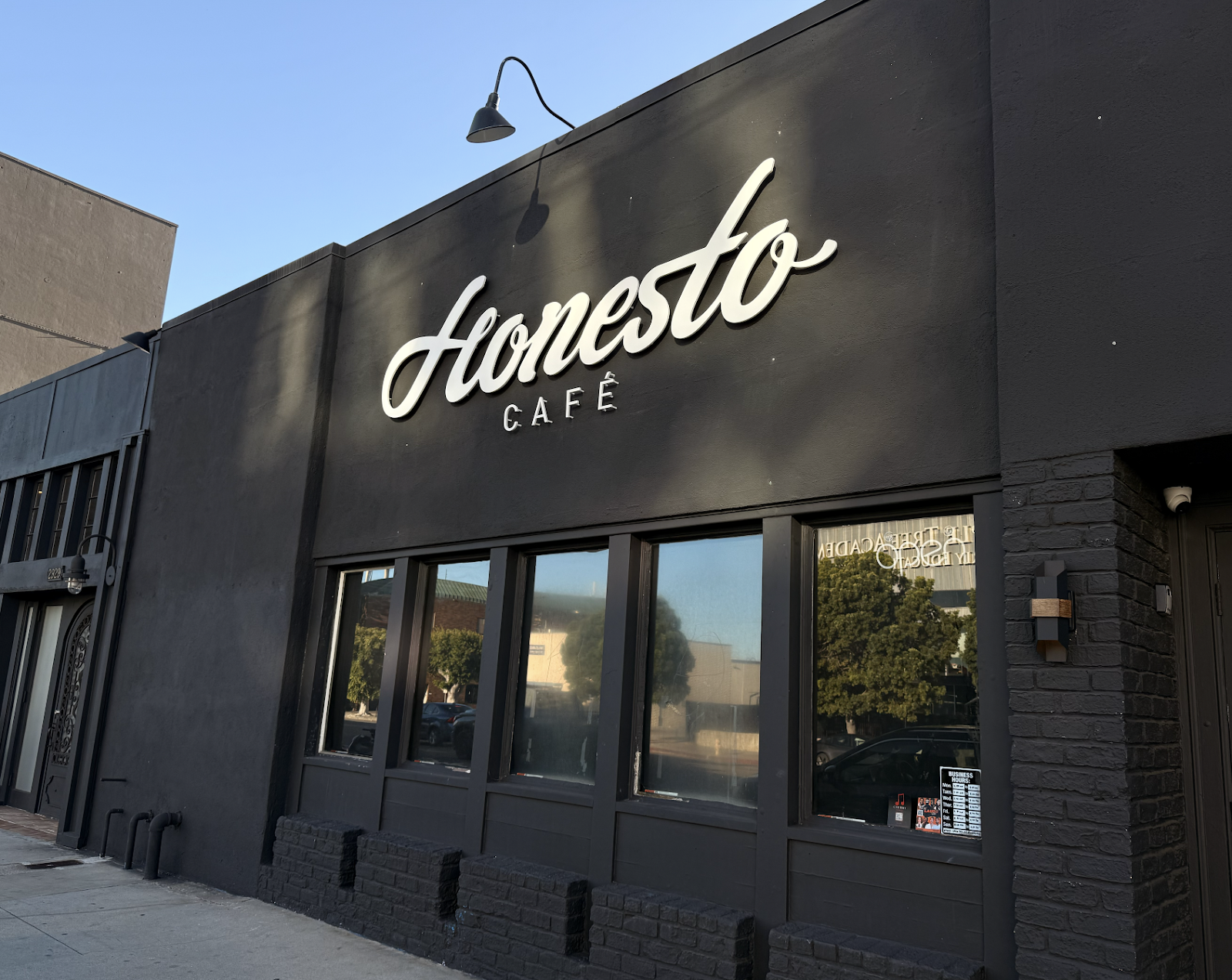 Honesto Café - Image 1