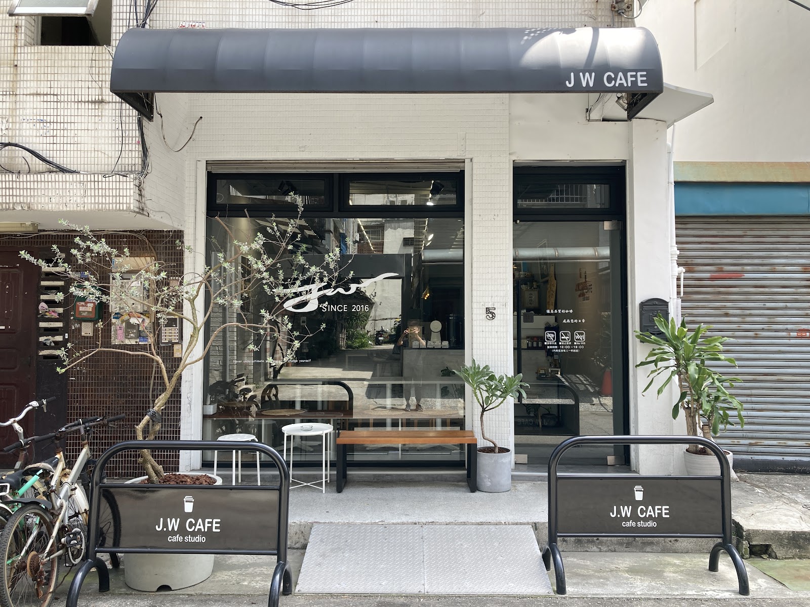 J.W. CAFE - Image 1