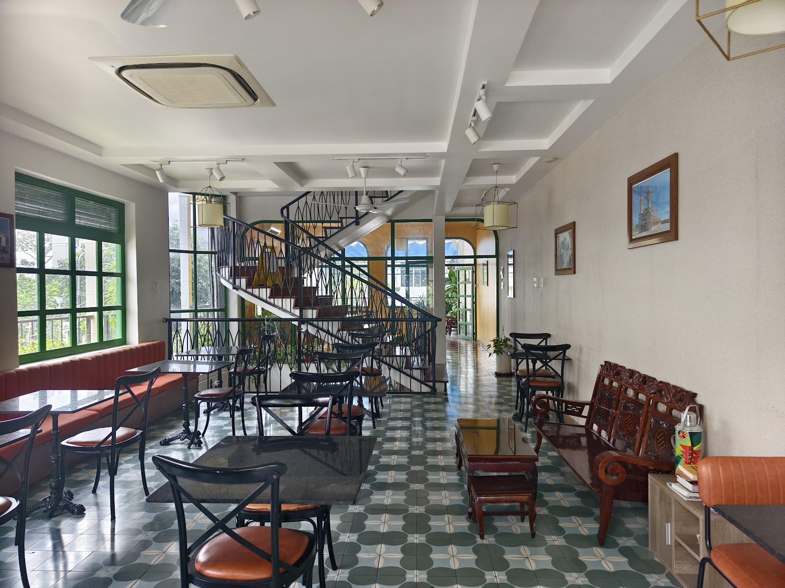 La Comé Cafe - Image 1