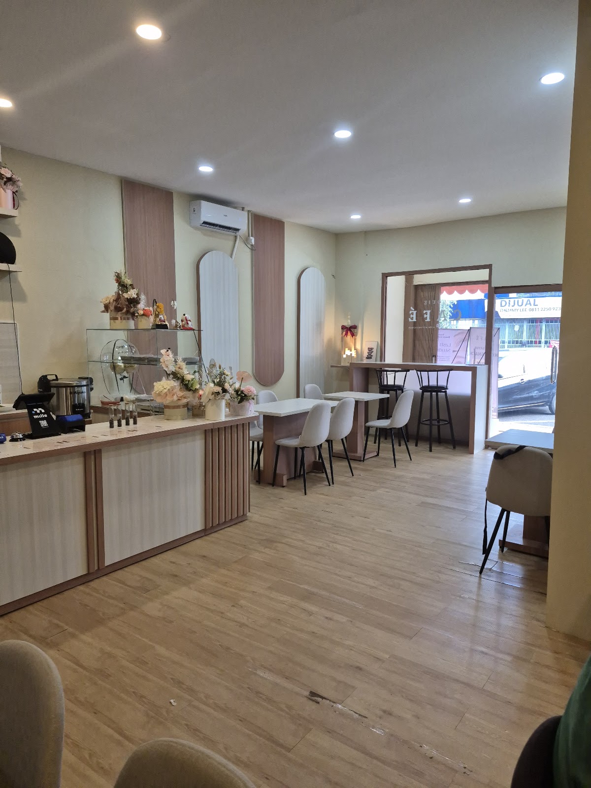 LOUIE Café - Image 1