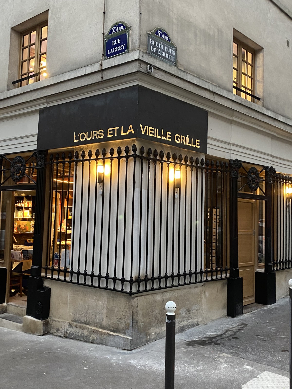 L'Ours et la Vieille Grille - Image 1