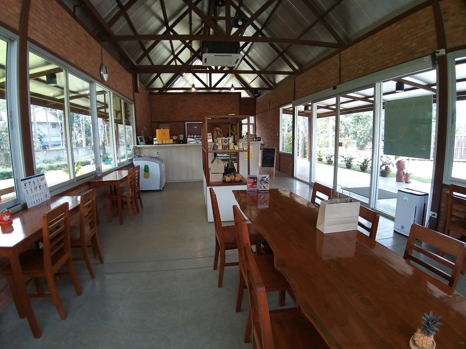 Papa pineapple cafe - Image 1