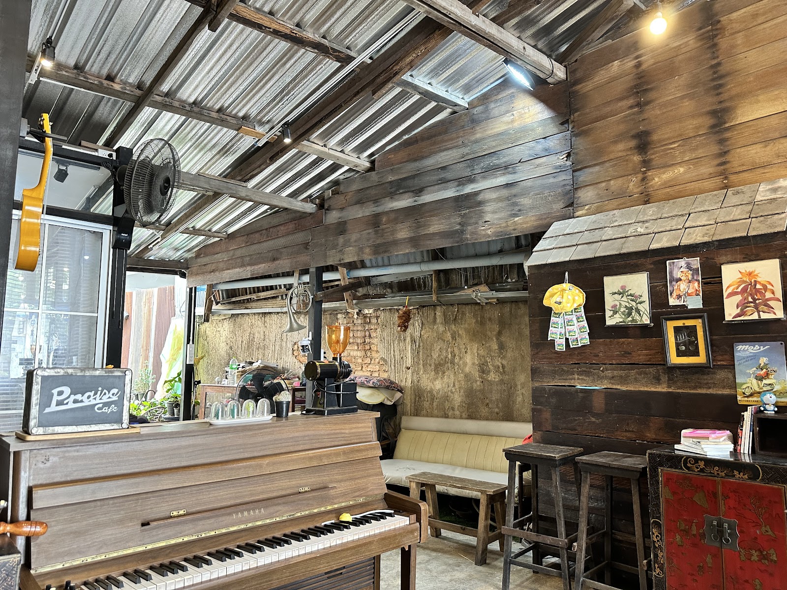 Praise Cafe - Image 1