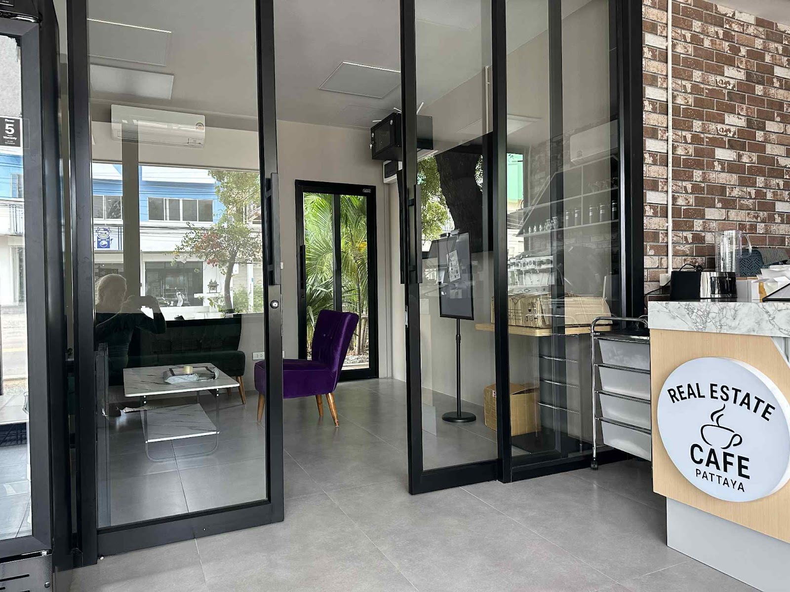 Real Estate Cafe Pattaya 马里奥·克莱夫 - Image 1