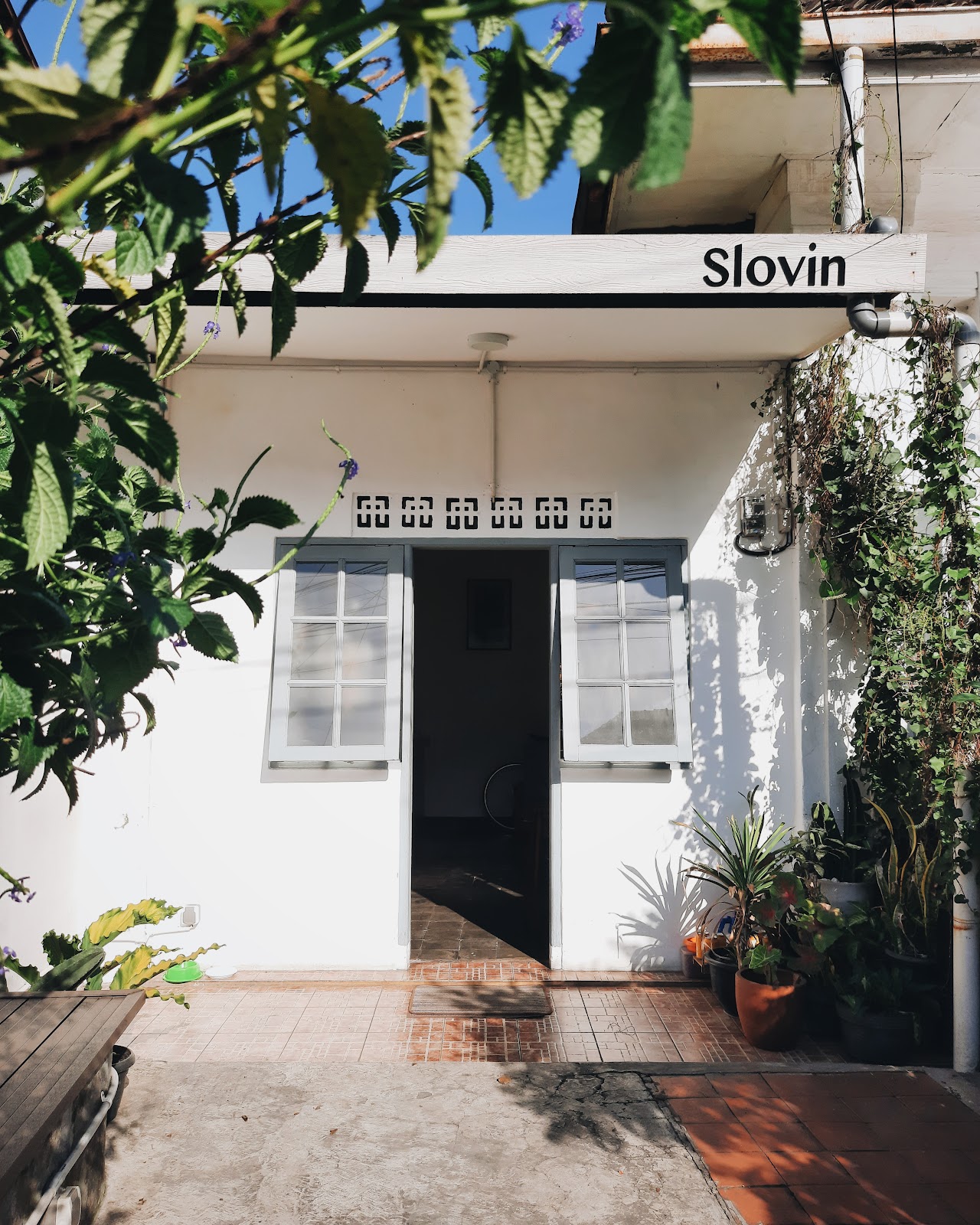 Slovin Nitro Bar and Cold Drip Coffee - Image 1