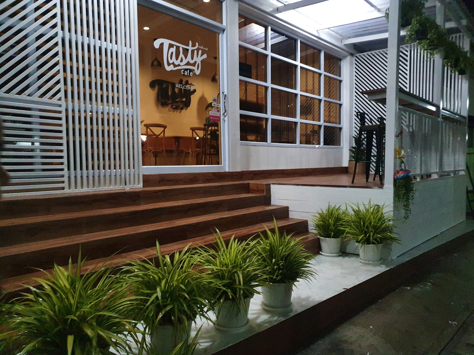 Tasty cafe - Image 1